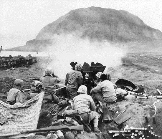 Cuộc chiến giữa quân Mỹ và phát xít Nhật Bản trên đảo Iwo Jima hồi tháng 2/1945 là một trong 10 cuộc chiến khốc liệt nhất trong Chiến tranh thế giới 2. Cuộc chiến bắt đầu vào ngày 19/2/1945. Sau hơn 1 tháng, quân đội Mỹ đánh bại quân đội Nhật Bản với 26.000 lính thiệt mạng. Trong khi đó, 22.000 binh sĩ Nhật Bản tham gia trận chiến trên nhưng chỉ còn 216 người trở thành tù binh của Mỹ. Đây là một sự kiện tiêu biểu diễn ra năm Ất Dậu 1945.